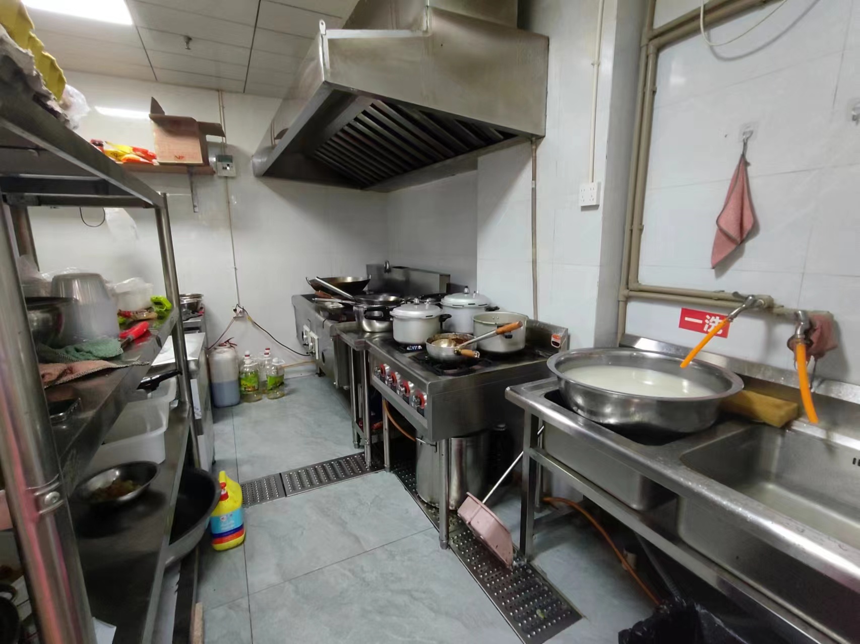 观山湖区中铁逸都90平临街餐饮店转让 外摆区大